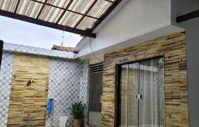 Imagem: A casa possui 3 Dormitórios, 4 Banheiros e 2 Vagas na garagem