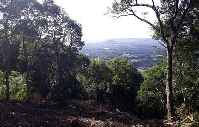 Imagem 11: Área de terras com vista deslumbrante para o vale e montanhas. Linha...