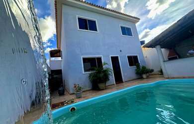 Imagem: A casa possui 4 Dormitórios, 3 Banheiros, 3 Vagas na garagem