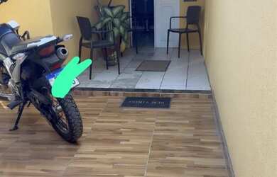 Imagem: A casa possui 2 Dormitórios, 2 Banheiros, 1 Vaga na garagem