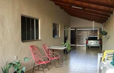 Imagem: A casa possui 3 Dormitórios, 1 Banheiro, 2 Vagas na garagem