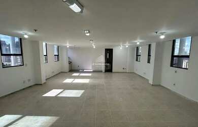 Imagem: O depósito possui 1 Vaga na garagem e 82m² de Área e está