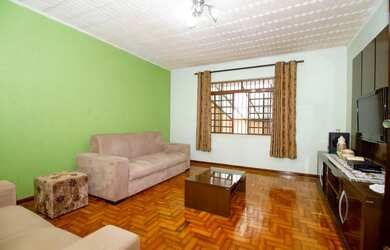 Imagem: A casa possui 4 Dormitórios, 2 Banheiros, 4 Vagas na garagem