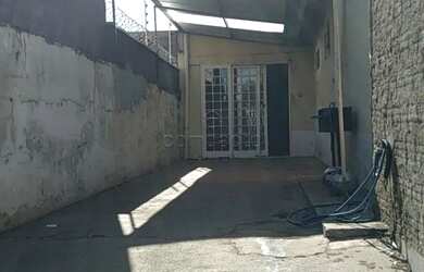 Imagem: A casa possui 2 Dormitórios, 2 Banheiros, 1 Vaga na garagem