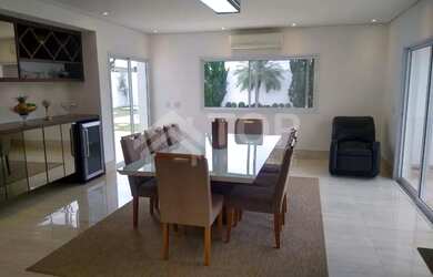 Imagem 16: A casa possui irrigação automática, cortina elétrica, portas dos quartos...