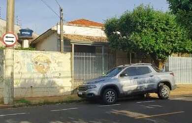 Imagem: A casa possui 3 Dormitórios, 2 Banheiros, 3 Vagas na garagem