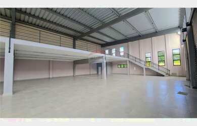 Imagem: O depósito possui 5 Vagas na garagem, 960m² de Área e está