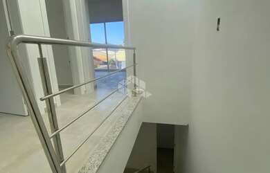 Imagem: A casa possui 3 Dormitórios, 1 Banheiro, 2 Vagas na garagem