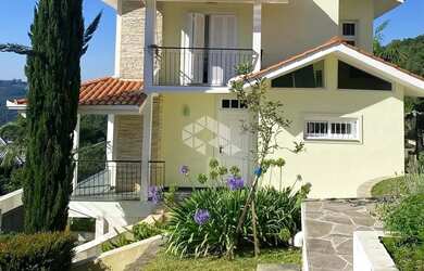 Imagem: A casa possui 4 Dormitórios, 3 Banheiros, 4 Vagas na garagem