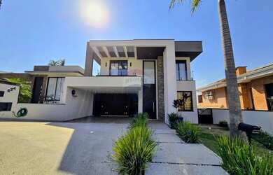 Imagem: A casa em condomínio possui 3 Dormitórios, 5 Banheiros e 403m²