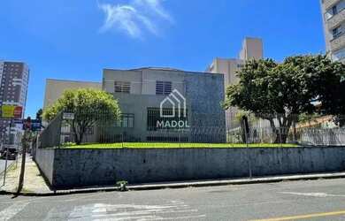 Imagem: A casa possui 4 Dormitórios, 3 Banheiros, 4 Vagas na garagem