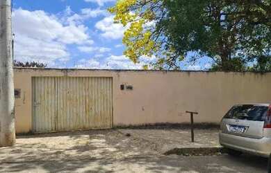 Imagem: A casa possui 3 Dormitórios, 1 Banheiro, 1 Vaga na garagem