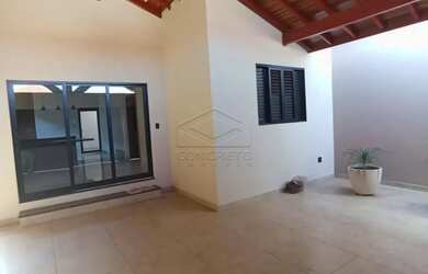 Imagem: A casa possui 2 Dormitórios, 2 Banheiros, 2 Vagas na garagem