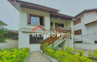 Imagem: A casa possui 3 Dormitórios, 3 Banheiros, 5 Vagas na garagem