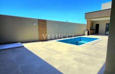 Imagem: A casa possui 3 Dormitórios, 5 Banheiros, 4 Vagas na garagem