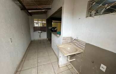 Imagem: A casa possui 2 Dormitórios, 1 Banheiro, 1 Vaga na garagem