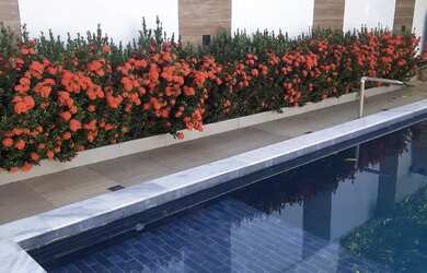 Imagem: A casa possui 3 Dormitórios, Acomodam 14 pessoas, 2 Vagas na