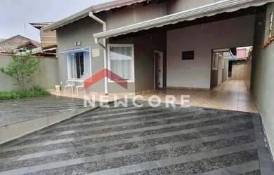 Imagem: A casa possui 4 Dormitórios, 3 Banheiros, 4 Vagas na garagem