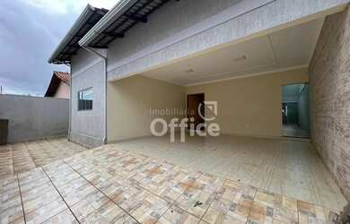 Imagem: A casa possui 3 Dormitórios, 1 Banheiro, 4 Vagas na garagem