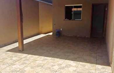 Imagem: A casa possui 3 Dormitórios, 1 Banheiro, 2 Vagas na garagem