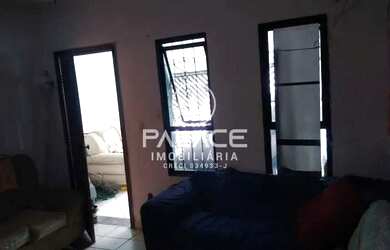 Imagem: A casa possui 4 Dormitórios, 2 Banheiros, 4 Vagas na garagem