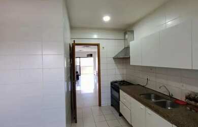 Imagem 5: 03 suítes com armários, lavabo e varanda, na Ponta Verde