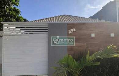 Imagem: A casa possui 3 Dormitórios, 2 Banheiros, 1 Vaga na garagem