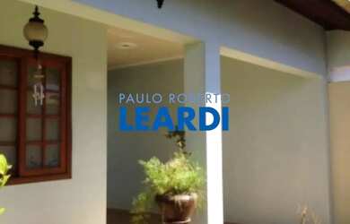 Imagem: A casa possui 3 Dormitórios, 1 Banheiro, 2 Vagas na garagem