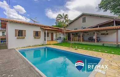 Imagem: A casa possui 2 Dormitórios, 2 Banheiros, 3 Vagas na garagem