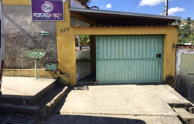 Imagem: A casa possui 4 Dormitórios, 2 Banheiros, 2 Vagas na garagem
