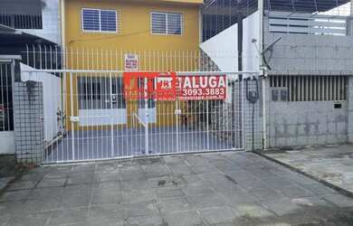 Imagem: A casa possui 3 Dormitórios, 2 Banheiros, 1 Vaga na garagem
