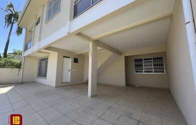 Imagem: A casa possui 4 Dormitórios, 4 Banheiros, 5 Vagas na garagem