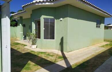 Imagem: A casa possui 3 Dormitórios, 2 Banheiros, 2 Vagas na garagem