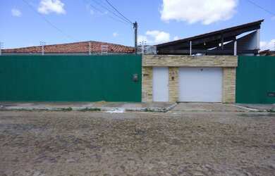 Imagem: A casa possui 5 Dormitórios, 5 Banheiros, 3 Vagas na garagem