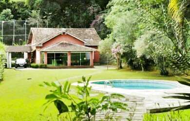 Imagem: A casa possui 5 Dormitórios, 5 Banheiros, 5 Vagas na garagem