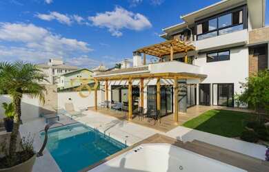 Imagem: A casa possui 5 Dormitórios, 5 Banheiros, 2 Vagas na garagem