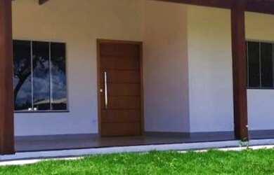 Imagem: A casa possui 3 Dormitórios, 2 Banheiros, 1 Vaga na garagem