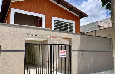 Imagem: A casa possui 3 Dormitórios, 3 Banheiros, 2 Vagas na garagem