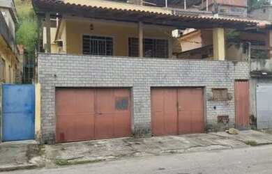 Imagem: A casa possui 5 Dormitórios, 3 Banheiros, 2 Vagas na garagem