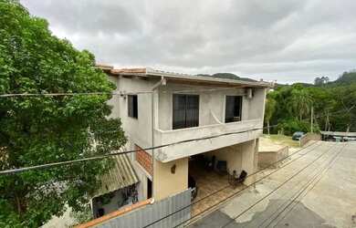 Imagem: A casa possui 4 Dormitórios, 2 Banheiros, 2 Vagas na garagem