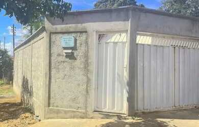 Imagem: A casa possui 2 Dormitórios, 1 Banheiro, 4 Vagas na garagem