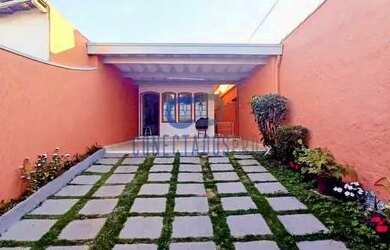 Imagem: A casa possui 2 Dormitórios, 2 Banheiros, 2 Vagas na garagem