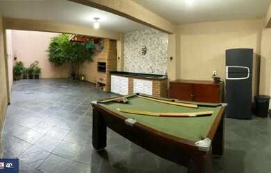 Imagem: A casa possui 3 Dormitórios, 3 Banheiros, 2 Vagas na garagem