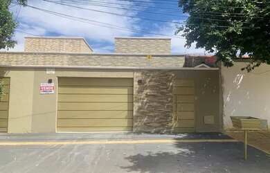 Imagem: A casa possui 3 Dormitórios, 3 Banheiros, 2 Vagas na garagem