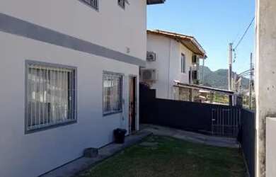 Imagem: A casa possui 2 Dormitórios, 2 Banheiros, 2 Vagas na garagem