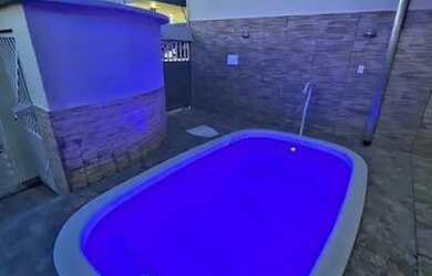 Imagem: A casa possui 2 Dormitórios, 3 Vagas na garagem e está localizado