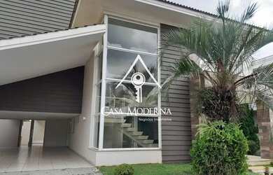 Imagem: A casa possui 4 Dormitórios, 5 Banheiros, 4 Vagas na garagem