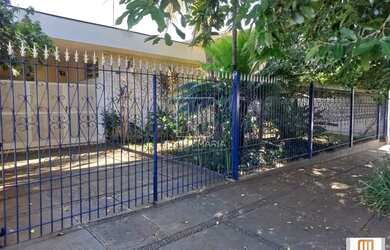 Imagem: O depósito possui 4 Vagas na garagem, 245m² de Área e está