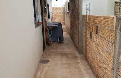 Imagem: A casa possui 2 Dormitórios, 1 Banheiro, 2 Vagas na garagem