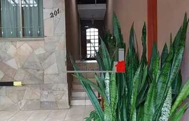 Imagem: A casa possui 4 Dormitórios, 4 Banheiros, 2 Vagas na garagem